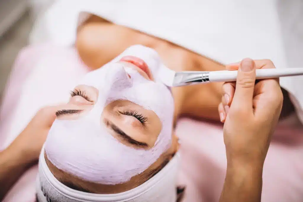 application d un masque sur le visage d une jeune femme par