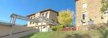 batiment de la mfr rhone avec pergola et verdure cadre ideal