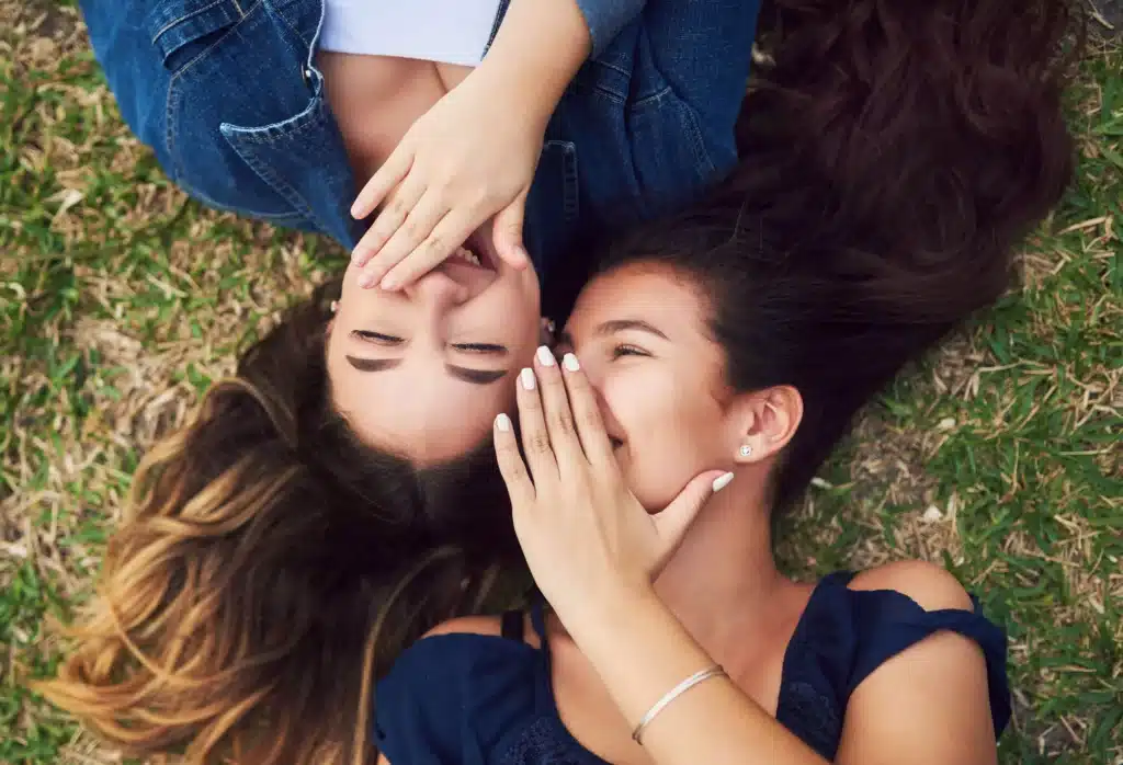 deux jeunes femmes rient sur l herbe a la mfr rhone