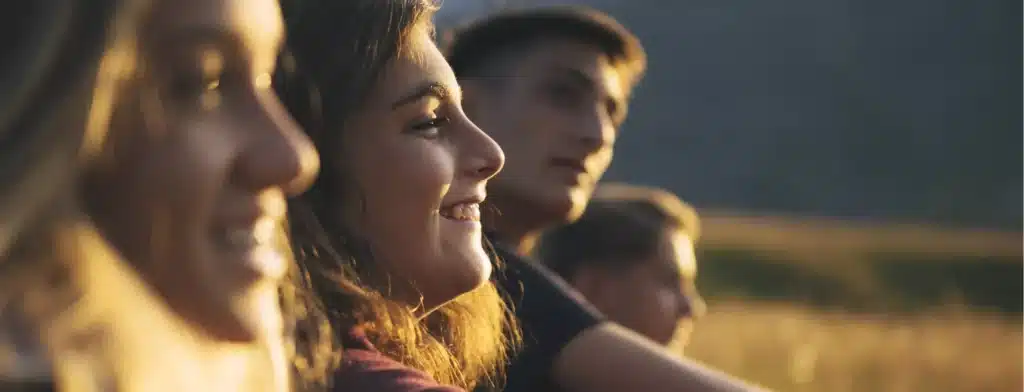jeunes souriants au soleil couchant mfr la palma rhone 1