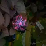 mfr rhone enfants interagissent avec une boule plasma lumine
