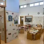 mfr rhone salle de classe avec tables et chaises en bois dec