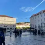 mfr rhone voyage au portugal vue d une place animee avec bat