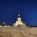 monument equestre illumine la nuit place publique avec quelq