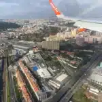vue aerienne d une ville portugaise aile d avion easyjet et